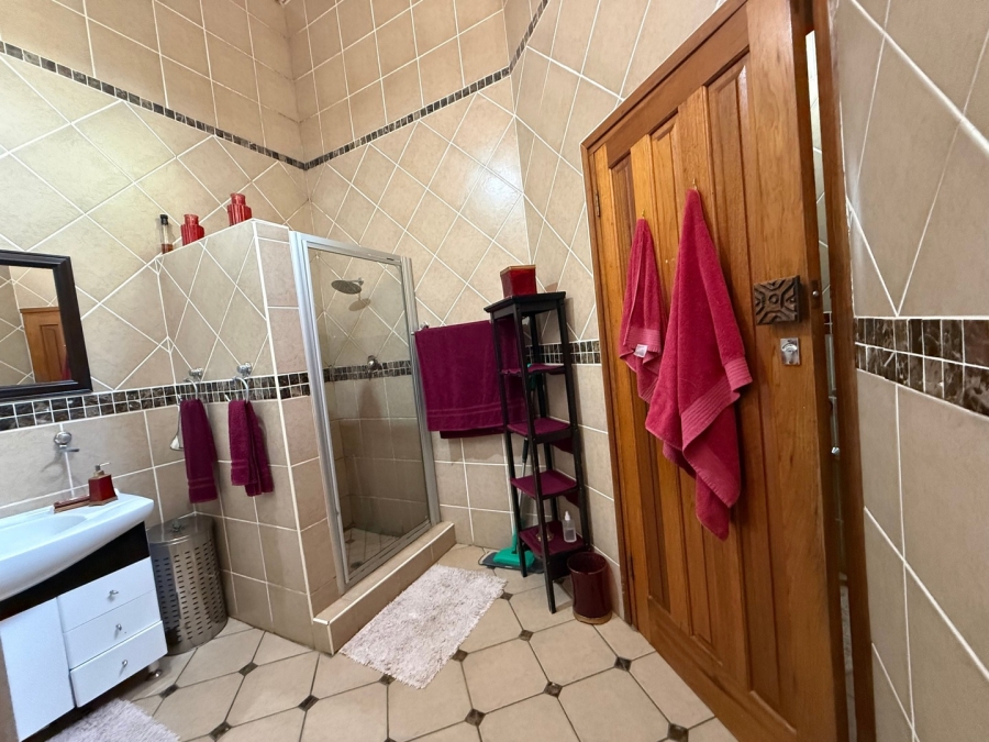 5 Bedroom Property for Sale in Mohadin North West